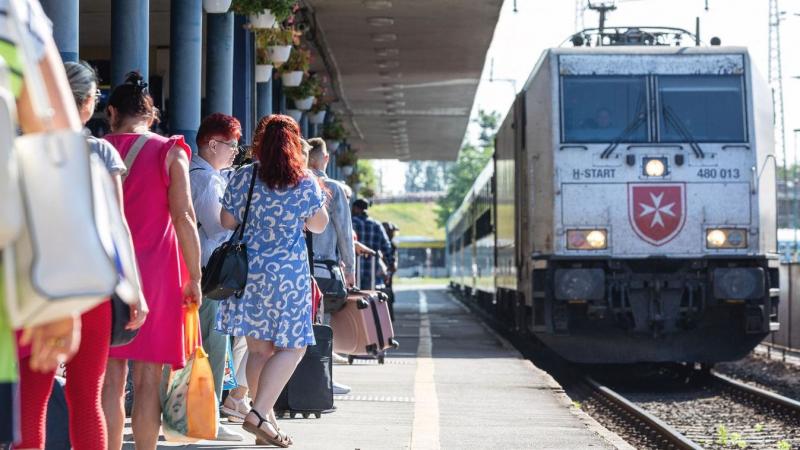 Első utasai útnak indultak a közvetlen járattal a Balatonhoz! - nézd meg a képeket!