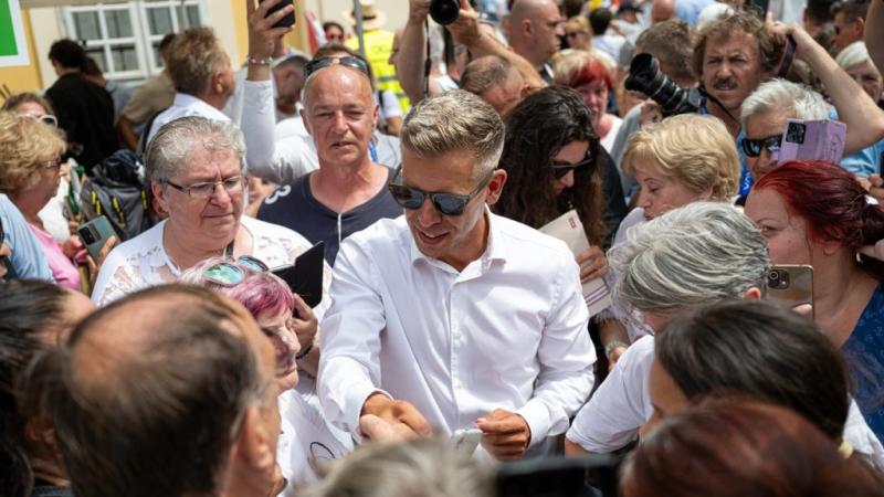 Magyar Péter véleménye szerint egy könyv készül, amely Az áruló címet viseli, és amelyben az ő története kerül feldolgozásra.