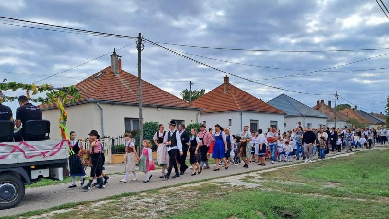 Fantasztikus ünnepség: a falu teljesen elmerült a bor tengerében!