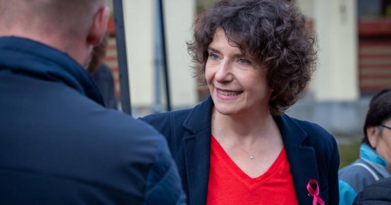 Dobrev Klára interjúkat folytatott a Szőlő utcai intézményben zajló eseményekkel kapcsolatban, amelyek során felmerült, hogy a gyerekeket orális szexre kényszeríthették. A beszélgetések során fény derült a súlyos vádakra és a történtek hátterére.