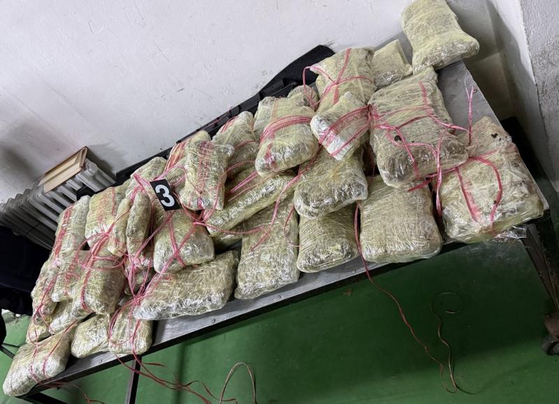 A vámosok több mint 300 kilogramm marihuánát koboztak el, amely nagy mennyiségnek számít. A lefoglalásról készült fotók és videók is tanúskodnak a hatóságok szigorú fellépéséről.