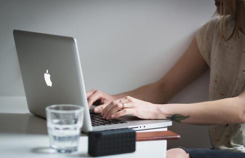 Az üzleti biztonság a mai világban számos kihívással néz szembe. A folyamatosan változó technológiai környezet, a globális verseny és a fenyegetések sokszínűsége olyan helyzetet teremt, amelyre a vállalatoknak proaktívan kell reagálniuk. A digitális világ