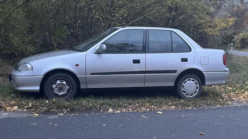 Senki sem keresi? - friss műszaki vizsgával rendelkező Suzuki várakozik Agárd határában.