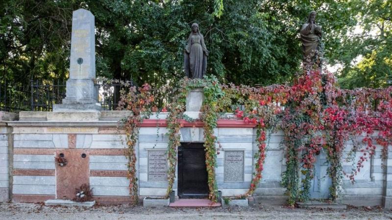 Séta az emlékek birodalmában - a Hosszú temető rejtélyei

A Hosszú temető nem csupán egy hely, ahol az idő megállt, hanem egy varázslatos világ, ahol az emlékek suttognak az őszi szélben. Minden lépés egy új történetet mesél el, a régmúlt titkai pedig a s