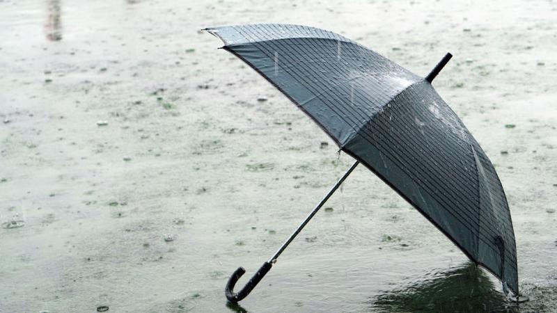 Szombaton sűrű köd szőtte be a tájat, esőcseppek táncolnak majd az ablakon, és a borongós égbolt szomorú fátylat terít ránk.