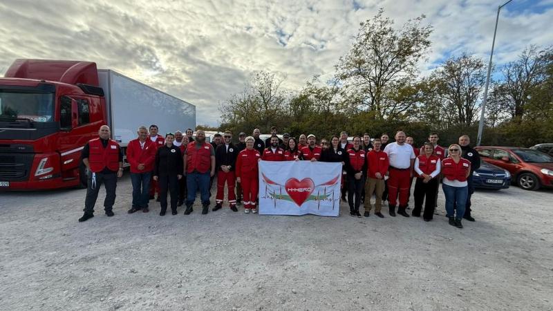 Ez a magyar tűzoltó már rengeteg különleges helyzettel találkozott: megélte a földrengések pusztítását, a lángoló erdők harcát, és szemtanúja volt a tragikus tömegbaleseteknek - mindezekről képek tanúskodnak.