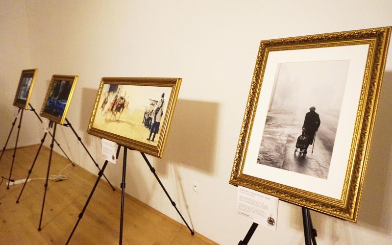 Fedezd fel Jókai regényeinek varázslatos világát a fényképek tükrében! Galériánkban és videóinkban életre kelnek az író mesterműveinek lenyűgöző jelenetei, ahol a szavak színes képekké formálódnak. Merülj el a történetekben, és tapasztald meg, hogyan ötvö