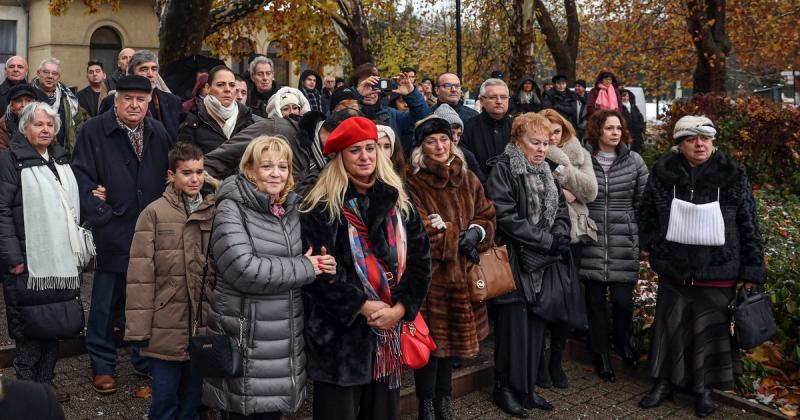 Forgács Gábor lánya egy megható levelet fogalmazott meg elhunyt édesapjának, melyben kifejezi fájdalmát és hiányát. A sorok között felidézi közös emlékeiket, a boldog pillanatokat, és azt az ürességet, amit az apja távozása hagyott a szívében. A levél tel