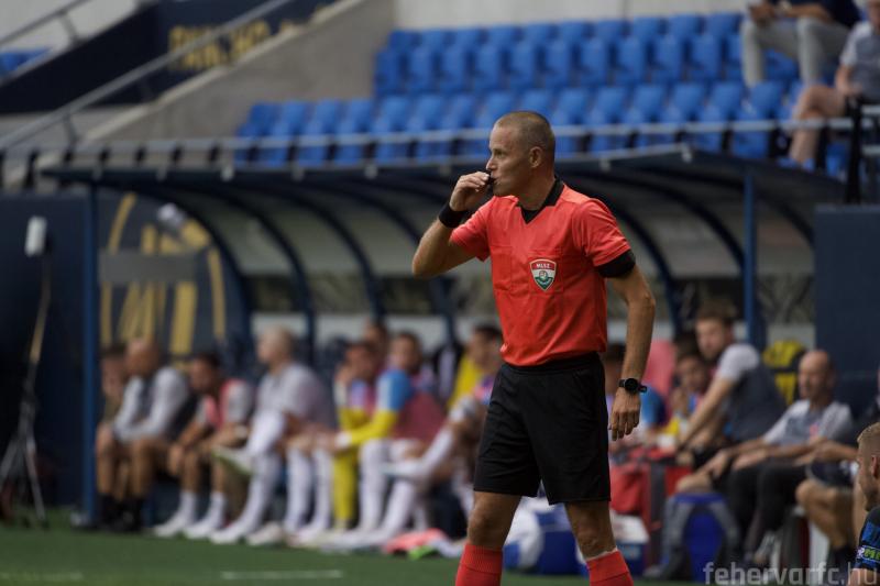 Kedves Andó-Szabó!

Most, hogy véget ért a pályafutásod ezen fejezete, szeretném megosztani veled néhány gondolatot. Az utolsó mérkőzésed nem csupán egy újabb meccs volt, hanem egy szívhez szóló búcsú a szenvedélyedtől, amit a sport iránt táplálsz. 

Mind