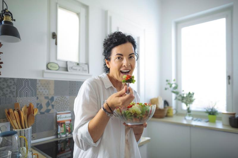 **Változókori Nyomelemek és Vitaminok: Miért Elengedhetetlen a Pótlásuk?**

A változókor időszaka számos kihívást tartogat a női szervezet számára. Ekkor nem csupán hormonális változások lépnek fel, hanem a tápanyagigény is jelentősen megváltozik. A nyome