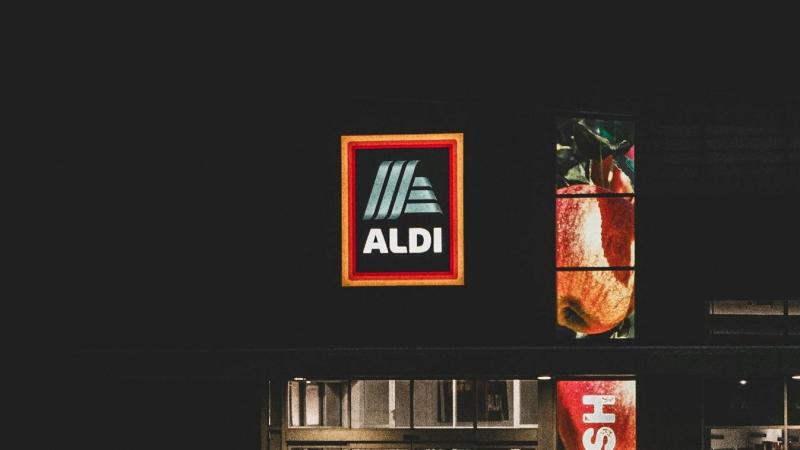 Zűrzavaros jelenetek játszódtak le az Aldi boltjaiban, ahol a vásárlók elképesztő reakciókkal reagáltak kedvenc termékük hiányára. Az események felkavarták a kedélyeket, és sokan meglepő módon fejezték ki csalódottságukat. Az ilyen helyzetek nem mindennap