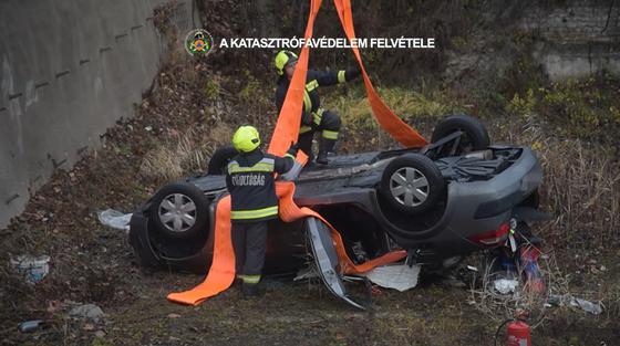 Egy autó váratlanul egy öt méter mély munkagödörbe csúszott a XIII. kerületben, és a jármű a gödör peremén állt meg. A helyszínen készült videón jól látható a mentési akció, amely során a szakemberek próbálták biztonságosan kiemelni az autót.