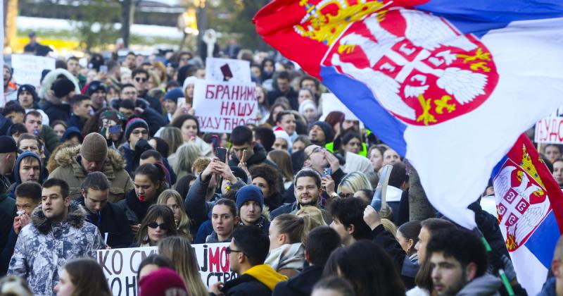 A szerbiai egyetemisták tiltakozása továbbra is töretlenül zajlik, miközben Szabadka polgármestere éles kritikával illette a felsőoktatási vezetőket. A diákok elszántsága és a városvezető határozott fellépése újabb feszültségeket szült a felsőoktatás vilá