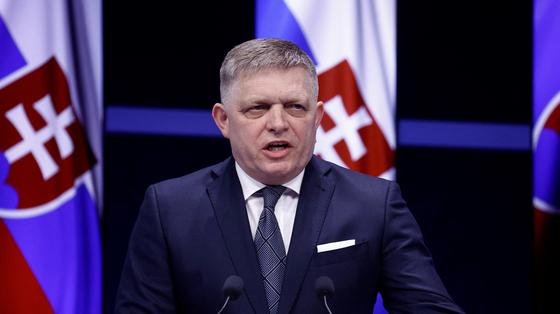 Fico kiállt párttársa mellett, aki az EU-ból és a NATO-ból való kilépésről beszélt, és bejelentette, hogy Orbánt fogadja Pozsonyban.