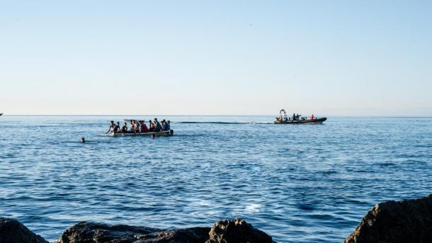 A Kanári-szigetekre Észak-Afrikából egyre növekvő számban érkeznek illegális migránsok. A helyzet aggasztó, és számos kihívást jelent a helyi hatóságok számára. Az érkezők sokszor nehéz körülmények között, veszélyes utakon próbálnak új életet kezdeni, mik