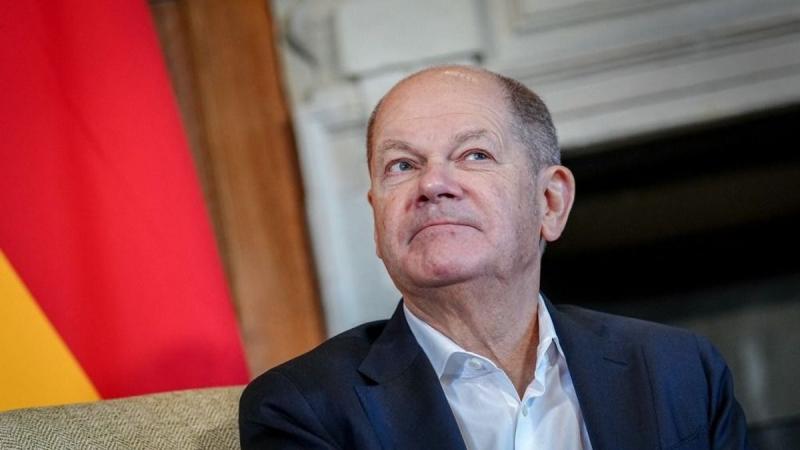 Scholz kitartóan folytatja küldetését, még az utolsó napjaiban is szívélyesen foglalkozik a migránsokkal, miközben a sokszínűségről szőtt álmok világában él. - Mandiner