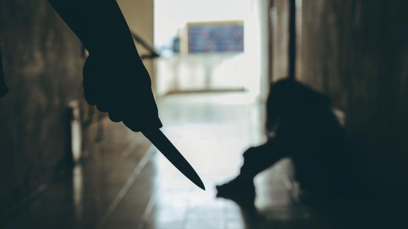 Egy hajszálon függött az a férfi élete, akit ismerőse brutális módon, hátborzongató kegyetlenséggel szúrt hasba.