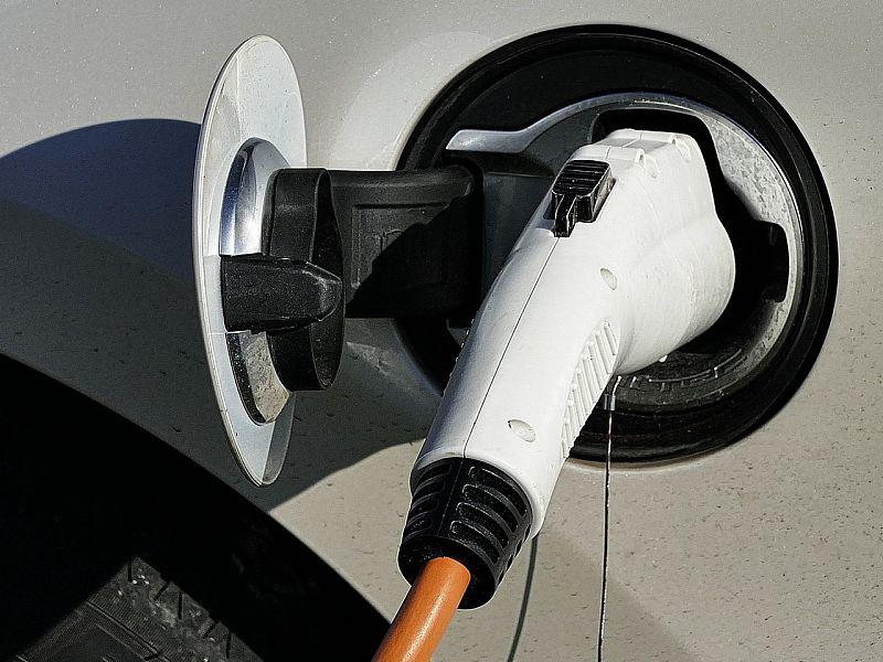 Az utcán lógó kábeltől egészen az autópályákig - milyen lehetőségek állnak rendelkezésre az elektromos autók töltésére?