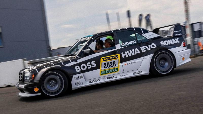 Újra felbukkan a versenypályák színpadán a legendás Mercedes 190-es, de most egy V6-os biturbó motorral a szívében!