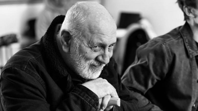 Sajnálatos hír érkezett: elhunyt Karczag Ferenc, a Jászai Mari-díjas színművész. Az ő távozása nemcsak a színházi világ, hanem a kultúra egészének is jelentős vesztesége. Karczag Ferenc hosszú évtizedeken át formálta a színpadot, emlékezetes alakításai ör