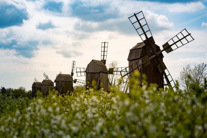 A mesebeli aprócska falu lakói végleg betelt a pohár, amikor a turisták özönével szembesültek: jövő tavasztól 6800 forintos belépődíjat vezetnek be, hogy megóvják varázslatos otthonukat a túlzott látogatottságtól.