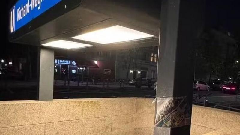 Sebesség és titokzatosság: Berlin utcáit egy különös plakátkampány borította be, amely figyelemfelkeltő üzenetekkel hívja harcba a németeket Ukrajna védelmére. Ki áll a rejtélyes kampány mögött, és mi motiválja a résztvevőket? A város falain megjelenő szí