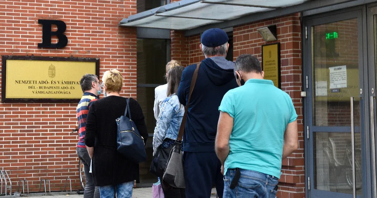 Péter, a kisvállalkozó, egy váratlan és frusztráló adózási problémával szembesült: bár az állami hivatalok hibáztak, a következmények mégis őt sújtották.