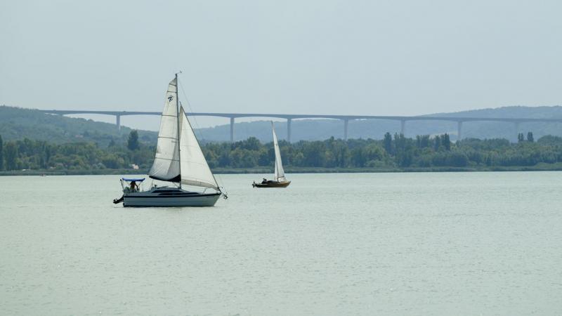 **Magyar Atlantisz: A Balaton titkai – Műholdképek és fotók egy elfeledett faluról**

A Balaton mélyén rejtőzik egy különleges történet, amely a víz szintje alatt elfeledett falut mesél el. A legújabb műholdképek tanúsága szerint a tó vize valaha egy virá