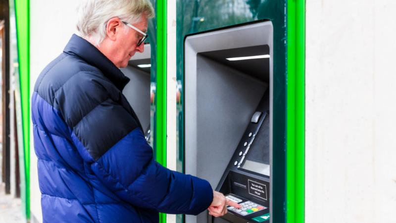 Itt az ideje, hogy új bankot válassz: ismét elérhetőek az ingyenes bankszámlák! Most rengeteg pénzt takaríthatsz meg a különböző díjmentes számlacsomagokkal, mint például az OTP, Erste, CIB, UniCredit és Raiffeisen ajánlatai. Ne hagyd ki ezt a remek lehet
