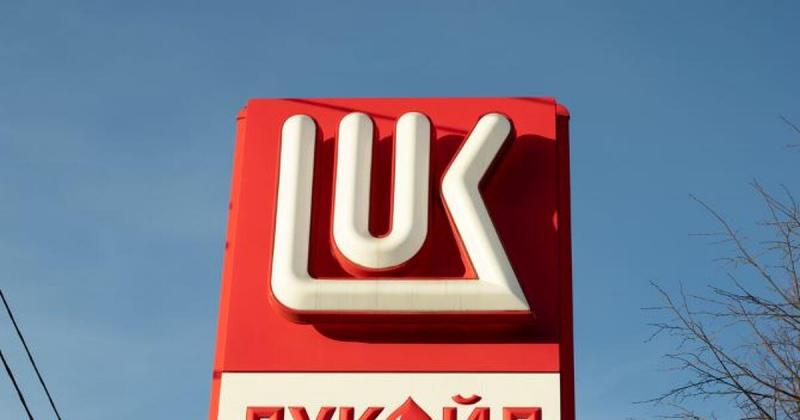 A Lukoil bejelentette, hogy a nemzetközi szankciók következtében kénytelen eladni globális eszközeit.