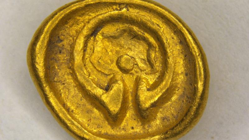 Egy férfi fémkereső segítségével egy rendkívül különleges aranyleletre bukkant, amely igazi kincsként tündököl. A felfedezés nemcsak a régészeket, hanem a történelem iránt érdeklődőket is lenyűgözte, hiszen az aranykincs rejtélyes múltja új kérdéseket vet