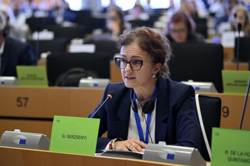 Valóban jelentős a nemek közötti bérkülönbség Magyarországon, ám a mögöttes okok nem feltétlenül azok, amiket a politikai elit sejt.