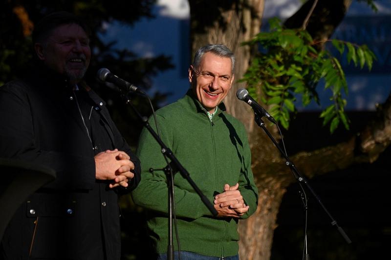 Vitézy Dávid úgy véli, hogy Lázár János Gyurcsány Ferenc nyomdokaiba lépett, ami új politikai dinamikát hozhat a hazai színtérre. Az összehasonlítás rávilágít arra, hogy a két politikai figura hasonló taktikákat alkalmazott a közéletben, és az ő stratégiá