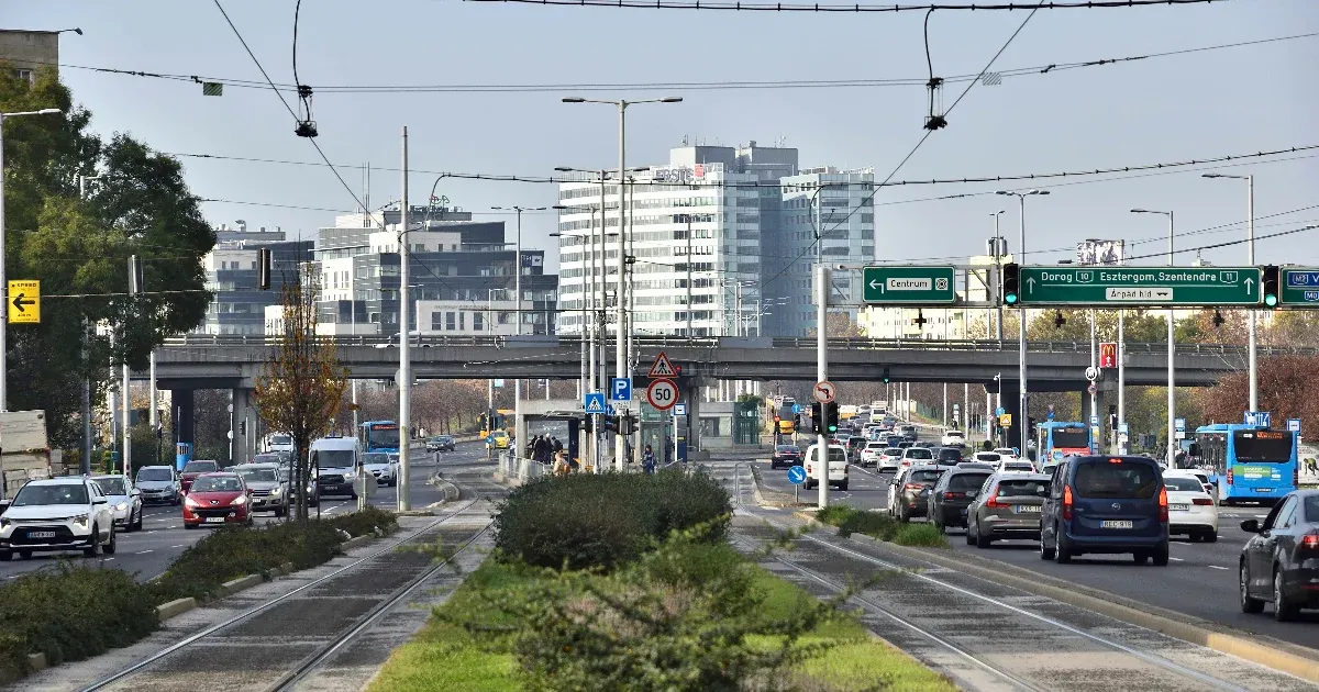 Budapesten egy rendőri üldözés során, amelyet egy drog hatása alatt álló sofőr miatt indítottak, baleset történt. A rendőrök megpróbálták megállítani a gyanús járművet, de a helyzet gyorsan felgyorsult, és végül karambolhoz vezetett.