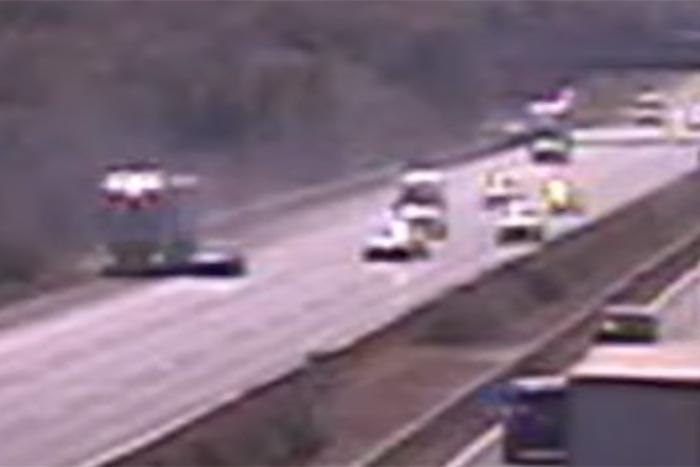 Egyetlen másodperc döntött, és máris száguldoztak a törmelékek az M7-es autópályán.