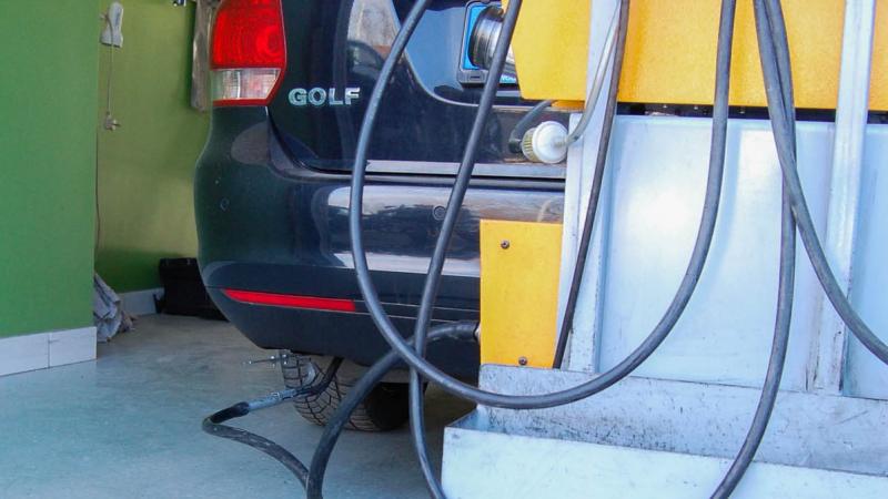 Rendőri akció keretében egy korrupt vizsgaállomásra csaptak le, ahol több személyt is őrizetbe vettek. A Totalcar beszámolója szerint a hatóságok célzott ellenőrzést hajtottak végre, amely során számos szabálytalanságra derült fény.