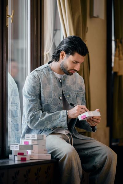 A Telekom különleges együttműködést indított Szoboszlai Dominikkal, amely során izgalmas akciók várják a vásárlókat. Az MMOnline tudósítása szerint a fiatal tehetség a cég arca lett, és ennek keretein belül különféle promóciókkal és kedvezményekkel készül