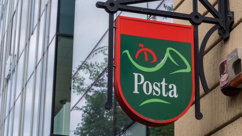 A Magyar Posta legújabb bejelentése szerint komoly kockázatot vállalhat, aki az ünnepek közeledtével így intézi a karácsonyi ajándékok rendelését. Előfordulhat, hogy a várt csomag nem érkezik meg időben, ami kellemetlen meglepetést okozhat a készülődés so